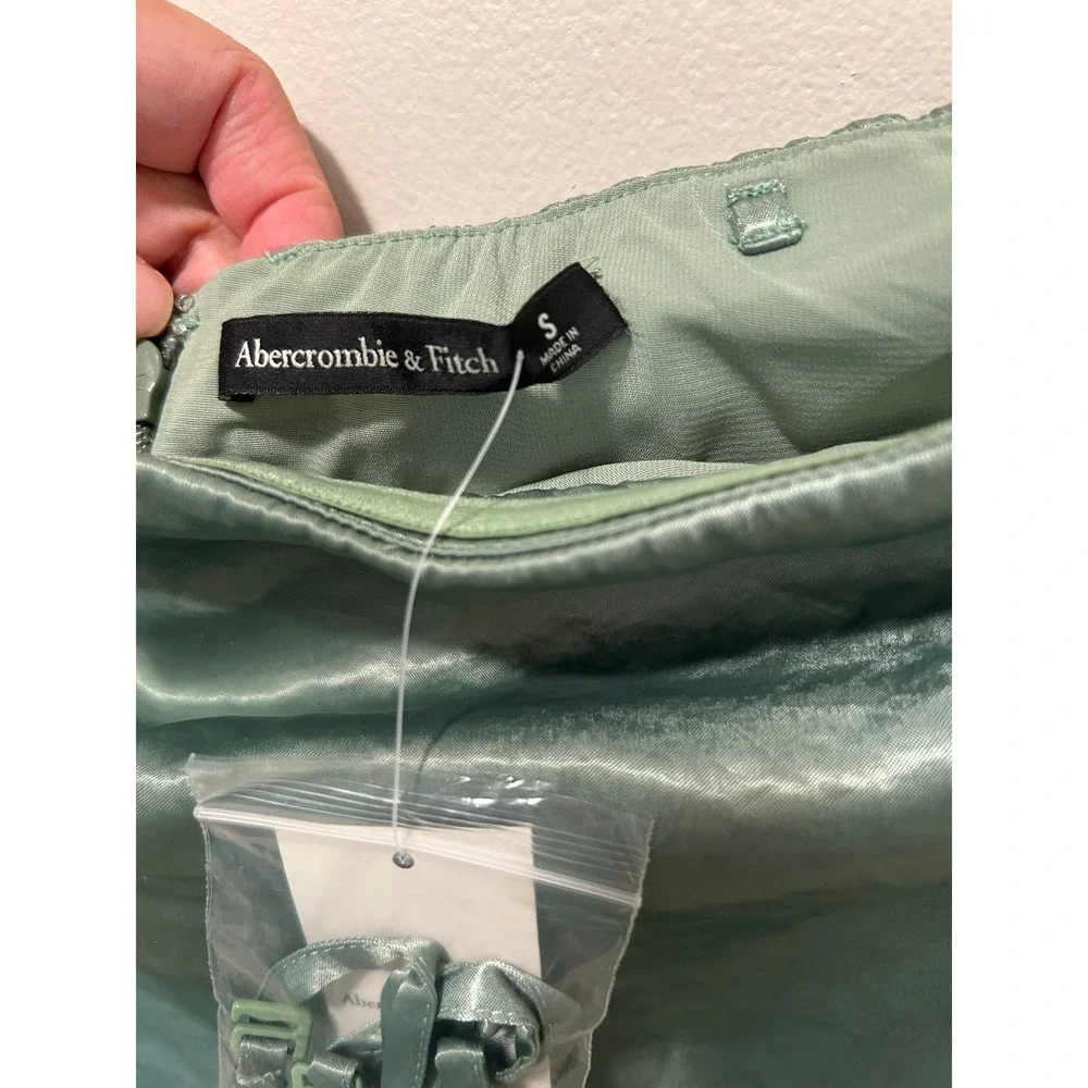 Abercrombie & Fitch measurements neckline slip